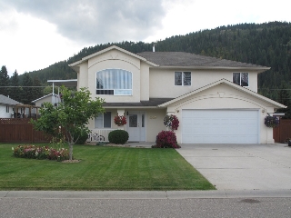 Main Photo: 1950 SE 19th Avenue in Salmon Arm: House for sale (Hillcrest)  : MLS(r) # 10064189