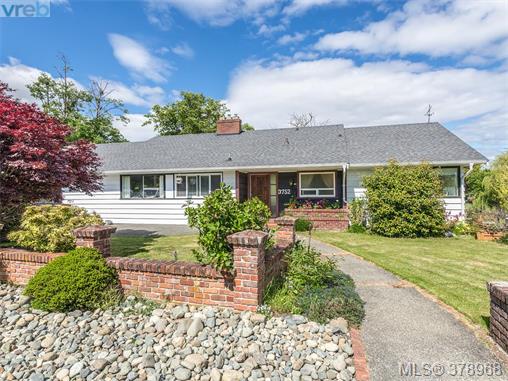 Main Photo: 3752 Waring Place in VICTORIA: SE Cadboro Bay Single Family Detached for sale (Saanich East) : MLS(r) # 378968