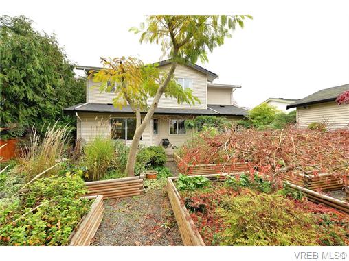 Main Photo: 2316 Victor Street in VICTORIA: Vi Fernwood Strata Duplex Unit for sale (Victoria) : MLS® # 371845