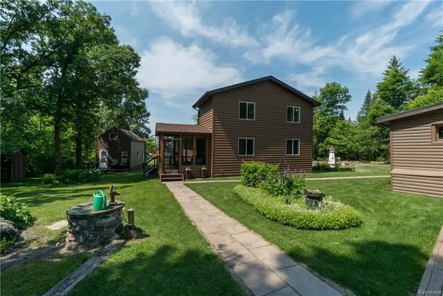 FEATURED LISTING: 71 JOHN Boulevard Beaconia