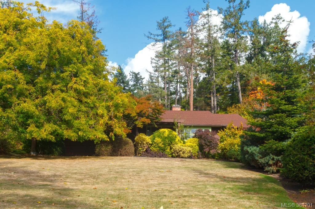 FEATURED LISTING: 710 Aboyne Avenue NORTH SAANICH