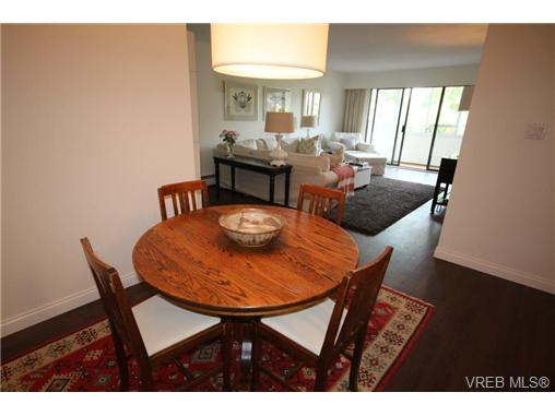 Main Photo: 205 1050 Park Boulevard in VICTORIA: Vi Fairfield West Condo Apartment for sale (Victoria) : MLS® # 351622