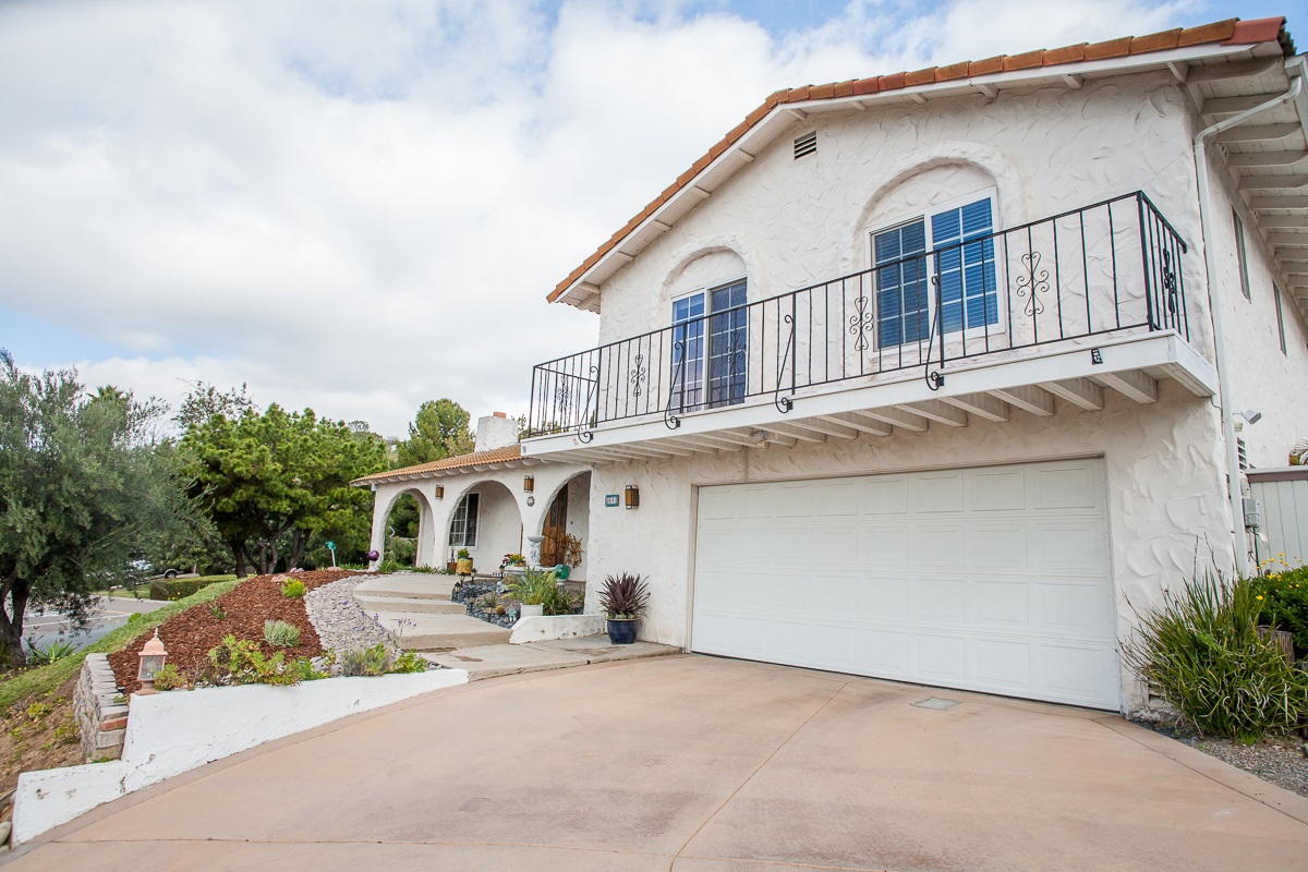 Main Photo: LA MESA House for sale : 4 bedrooms : 9541 Tropico Dr.
