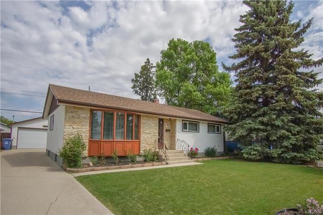 Main Photo: 9 Blackberry Bay in Winnipeg: Windsor Park Residential for sale (2G) : MLS®# 1815439