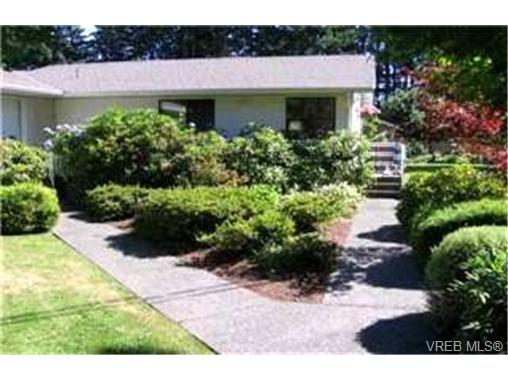 Main Photo: 617 Goldstream Avenue in VICTORIA: La Fairway Townhouse for sale (Langford) : MLS(r) # 219119