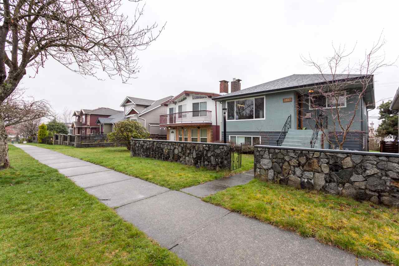 Main Photo: 2557 E 24TH AVENUE in Vancouver: Renfrew Heights House for sale (Vancouver East) : MLS®# R2252626