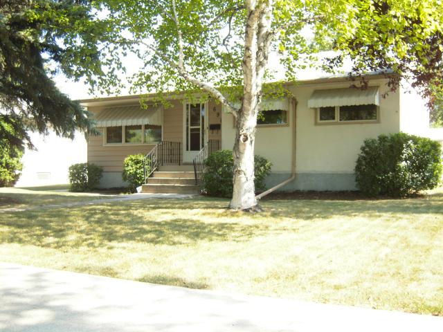 Main Photo: 690 Lindsay Street in WINNIPEG: River Heights / Tuxedo / Linden Woods Residential for sale (South Winnipeg) : MLS®# 1218160