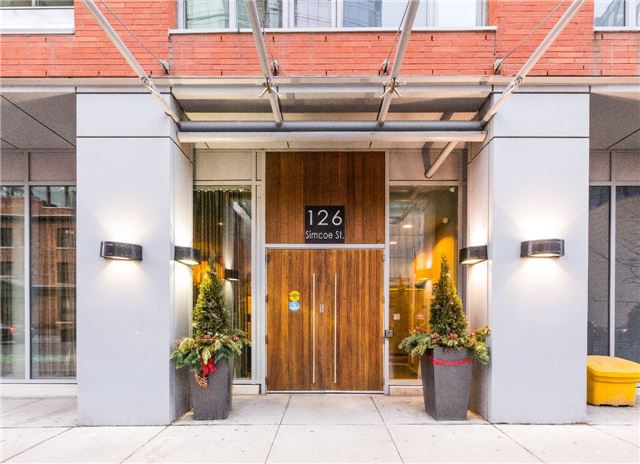 Main Photo: 126 Simcoe St Unit #1808 in Toronto: Waterfront Communities C1 Condo for sale (Toronto C01) : MLS(r) # C3683165