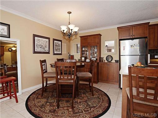 Main Photo: 204 1121 Esquimalt Road in VICTORIA: Es Saxe Point Condo Apartment for sale (Esquimalt) : MLS®# 308903