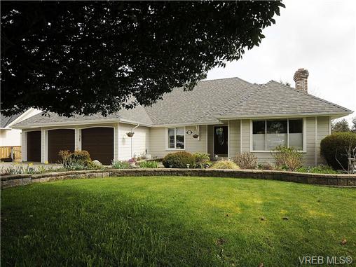 Main Photo: 3877 Mildred Street in VICTORIA: SW Strawberry Vale Residential for sale (Saanich West) : MLS(r) # 334869