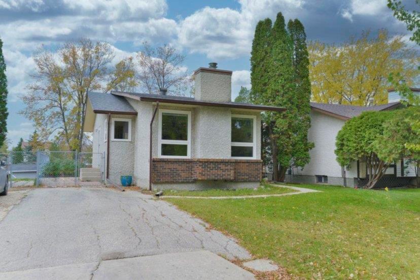 FEATURED LISTING: 87 Delorme Bay Winnipeg