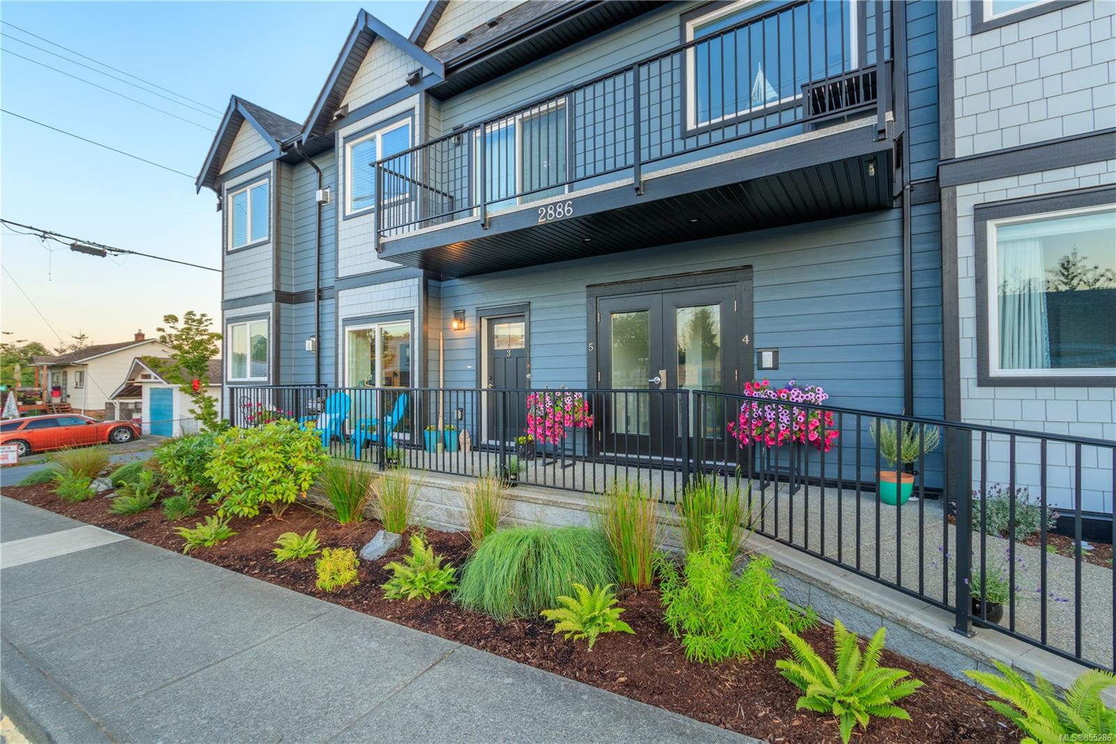 FEATURED LISTING: 3 - 2886 Oak St
