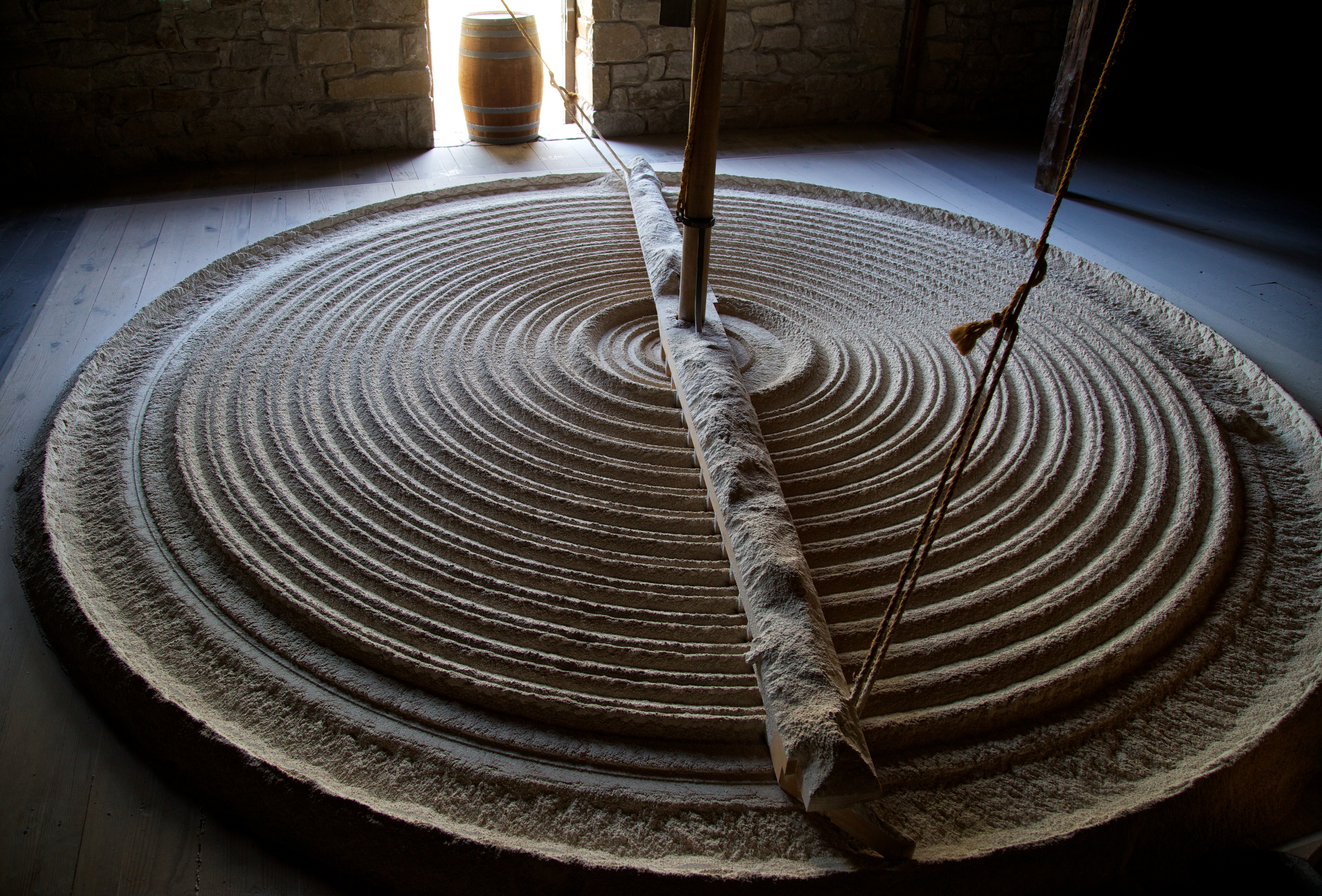 The hopper boy is a machine used to cool and dry hot meal received from the millstones through a raking motion. Before the Evans system was installed, this process would have been done manually with a rake.