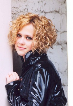 Aimee (Tori's sister) - 2a, Blonde, Wavy hair, Short hair styles, Readers, Female hairstyle picture