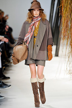 Kenzo - Paris Fashion Week 2010 - Brunette, 3a, Wavy hair, Mature hair, Medium hair styles, Styles, Female, Curly hair, 2c hairstyle picture