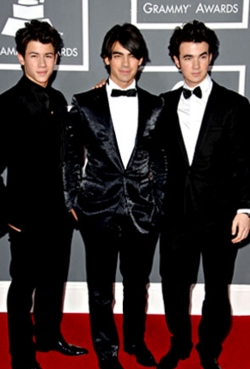 Jonas Brothers - Brunette, 3a, Celebrities, Male, Short hair styles, Curly hair, 2009 Grammy Awards hairstyle picture