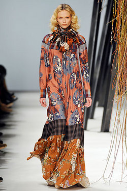 Kenzo - Paris Fashion Week 2010 - Blonde, 3a, Wavy hair, Medium hair styles, Styles, Female, Curly hair, 2c, Adult hair, Finger waves hairstyle picture