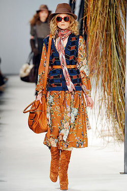 Kenzo - Paris Fashion Week 2010 - Blonde, 3a, Wavy hair, Medium hair styles, Styles, Female, Curly hair, 2c, Adult hair hairstyle picture