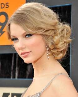 Taylor Swift sports short curly updo - Blonde, 3a, Celebrities, Updos, Long hair styles, Teen hair hairstyle picture