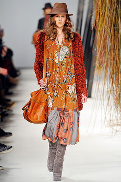 Kenzo - Paris Fashion Week 2010 - Redhead, Brunette, Wavy hair, Medium hair styles, Styles, Female, 2c, Adult hair, Finger waves hairstyle picture