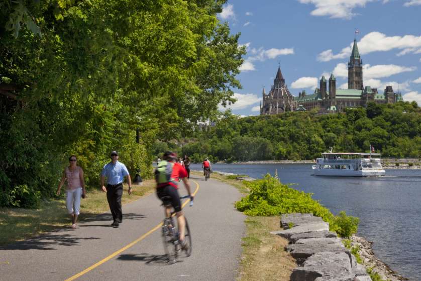 Cyclistes et marcheurs partagent les sentiers polyvalents en été.