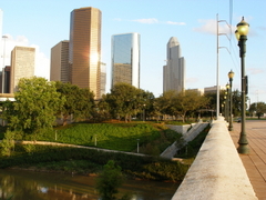 Houston_downtown_and_bayou