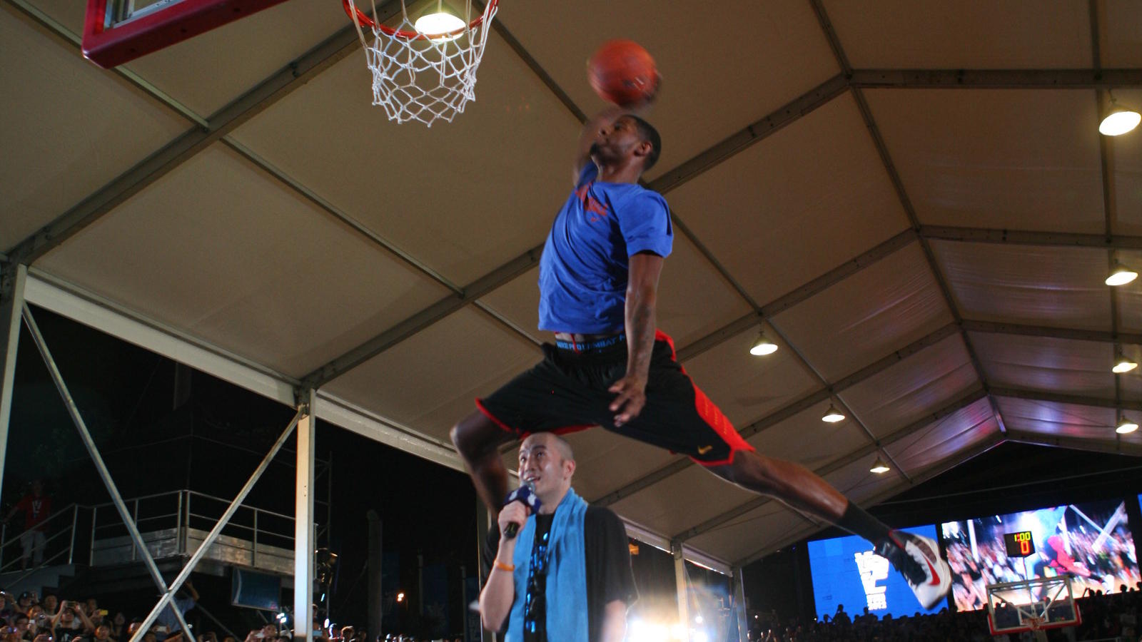 Heng Wang wins basketball dunk showcase at Nike+ Festival of Sport 2012