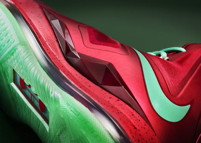 LEBRON X Xmas detail