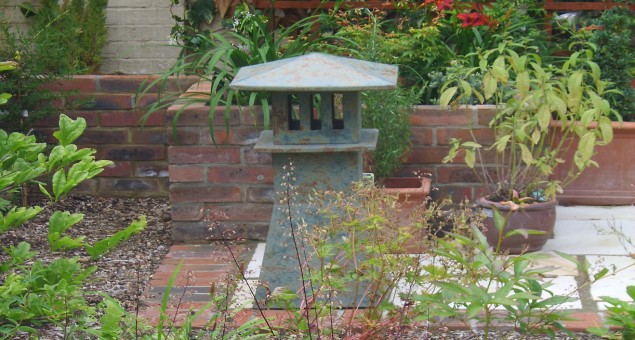On the other side of a new circular lawn we added a second seating area for morning coffee. 