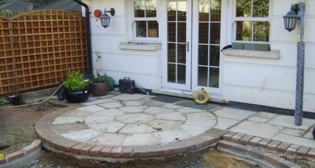 The curves and circles in this design had the effect of vastly increasing the apparent size of the garden. 