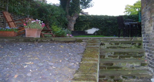 The old garden was on two levels with a small well area outside the basement kitchen with steps leading to an upper level with an uninspiring lawn and a large tree in one corner which shaded much of the garden. 