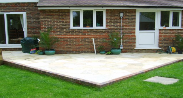Our clients’ brief was to create a larger patio area and to provide a screen to the neighbours’ gardens to the side and rear.