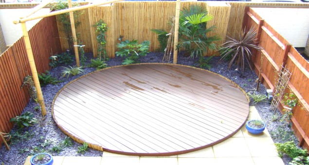 The paving chosen for the sunbathing area was designed to complement the flooring in the kitchen which opened out on to it and was laid in a contemporary pattern. 