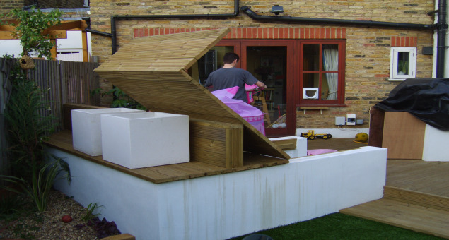 Built-in seating provides the opportunity for concealed, sunken storage for the bikes, as well as reducing the need for additional furniture.