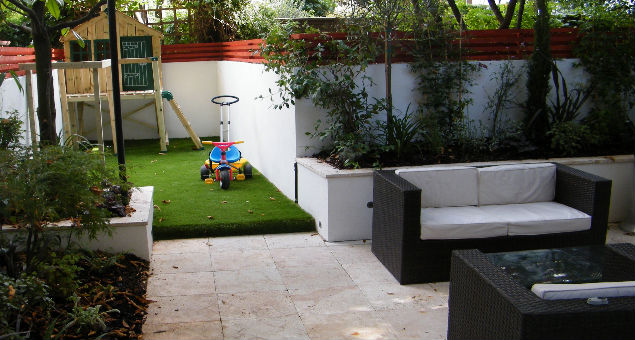 Raised beds and contemporary cedar trellis work frame the vibrant entertaining area, which comes alive at night with an exciting lighting scheme. 
