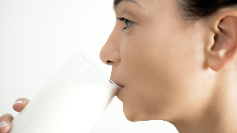 Desayuno. Un vaso de leche descremada, 2 tostadas o 1 pan francés, integral o serrano y una fruta con infusión sin azúcar. La leche se puede reemplazar por 1 huevo sancochado, ¼ de palta, ½ lata de atún, 6 aceitunas, 2 jamonadas de pollo o pavita, 1 vaso de yogurt light y 40 gramos de queso, entre otros.