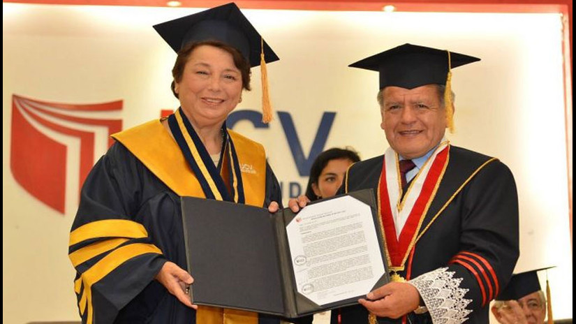 La actual gerente de la Universidad César Vallejo, Beatriz Merino, también fue homenajeada con una distinción.