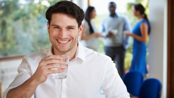 Toma agua: Beber agua entre comidas te mantendrá hidratado y te ayudará a reducir la grasa acumulada, además te da sensación de saciedad, con lo que evitas comer de más. Lo ideal es el agua pura no bebidas azucaradas ni energéticas.