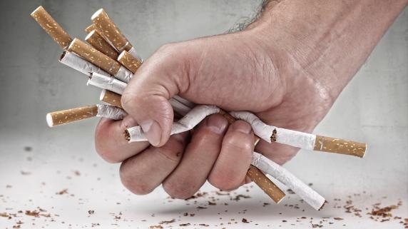 Reduce los cigarros y alcohol: No está mal tomarse un par de cervezas el fin de semana; sin embargo, hacerlo de manera habitual y excesiva no solo daña tu salud pulmonar y cardiovascular, sino que favorece a la acumulación de grasa en el organismo, que es precisamente lo que evita que tengas el vientre plano.