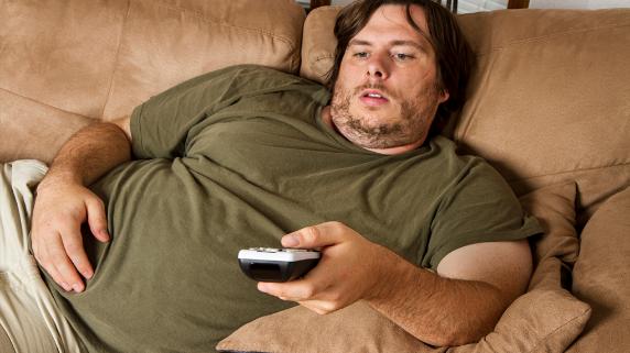 Deja de ser sedentario: Si además de tener un trabajo sedentario, llegas a casa y no haces actividad física ni siquiere el fin de semana, estás cometiendo un error grave. No te tires al sofa ya que esto favorece a que los músculos no se desarrollen adecuadamente, contribuyendo a que el tejido adiposo se aposente en la zona del vientre.