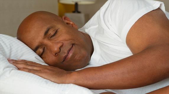 Controla las horas de sueño y el estrés: El estrés puede ser una consecuencia de la falta de sueño pero también una causa. En ese sentido, es importante dormir bien y un mínimo de 7 horas. Si no puedes, es recomendable pedir ayuda médica. Recuerda que la falta de sueño favorece a la acumulación de grasa alrededor de los órganos. Asimismo, a la hora de dormir, deja tu celular lejos de la cama, ya que su luminosidad afecta a tus ritmos circadianos.