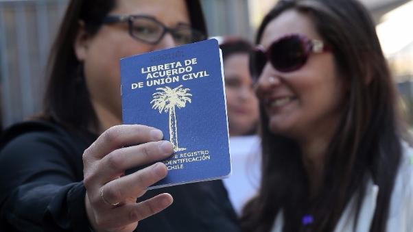 La unión de Gómez y Roxana, quienes contrajeron matrimonio legal en España y tienen una hija en común, fue la primera de las más de 150 ceremonias que se oficiaron este jueves a lo largo de todo el país.