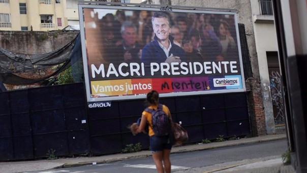 Un cartel en una de las calles argentinas donde Macri buscaba ganar adeptos
