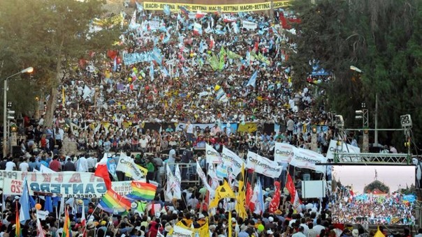 Una multitud acompañó a Macri en su cierre de campaña