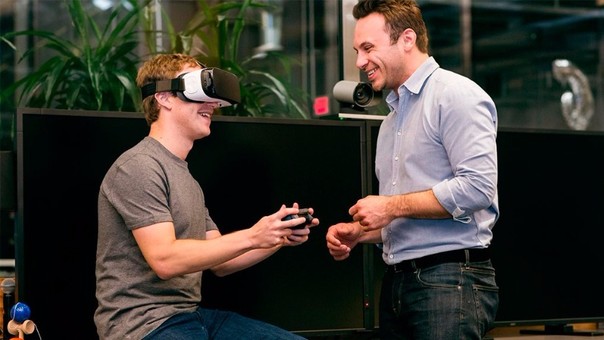 Mark Zuckerberg prueba el dispositivo.