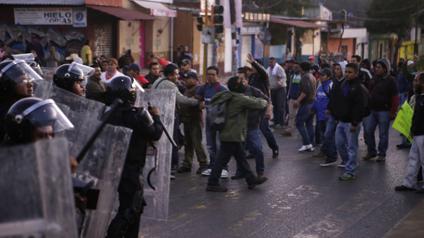Los maestros arrojaron piedras y pequeños cohetes a la Policía Federal y estos respondieron con gases lacrimógenos.