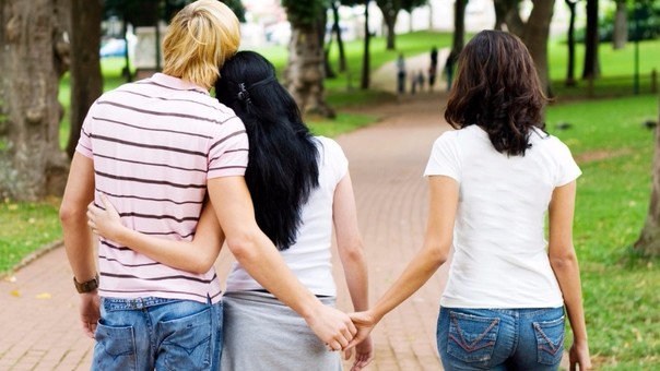 Las relaciones triangulares se dan tanto de parte de la mujer como del hombre.
