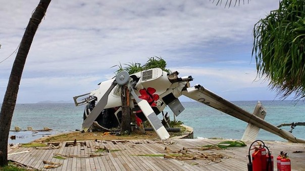 Así terminó la aeronave luego del accidente, a un lado de la piscina.
