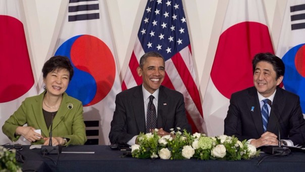 El primer ministro nipón, Shinzo Abe, y la presidenta surcoreana, Park Geun Hye, acompañados de Barack Obama