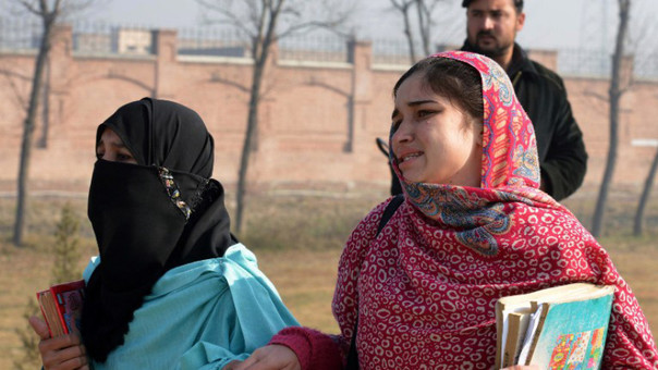 Estudiantes paquistaníes consternadas tras huir del ataque.